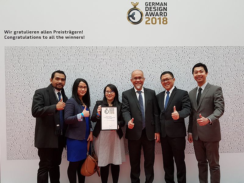 Tim SAMCGI di depan dinding pemenang German Design Award 2018 di Jerman